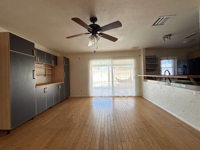 Building Photo - 4 Bedroom, 2 Bathroom Updated home with Pool!