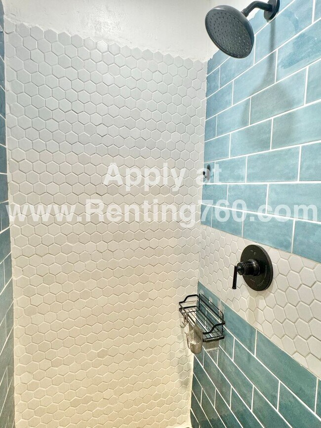 Building Photo - Stylish 3-Bedroom Home with Fenced Yard, S...