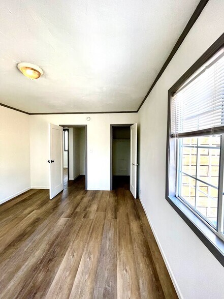 Building Photo - 1345 S Sycamore Ave