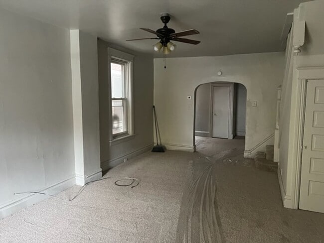 Building Photo - 5 Bedroom house harrisburg for rent 1,200 a month