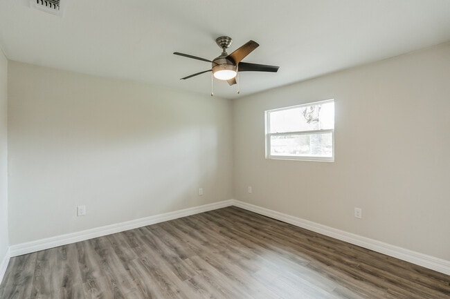 Building Photo - 224 Singleton Ave