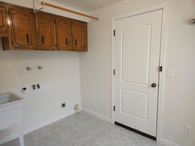 Building Photo - 3Bd/2Ba Single Story Home-Available soon!