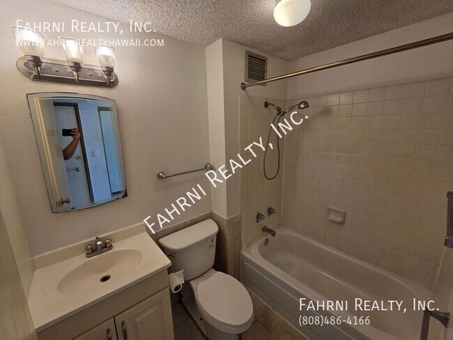 Building Photo - 2211 Ala Wai Blvd