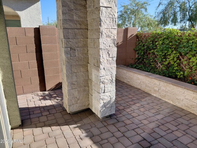 Building Photo - 715 N Sparrow Dr