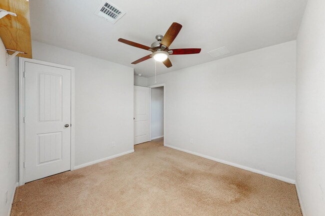 Building Photo - 5 bedroom 2.5 bath home in Bryan