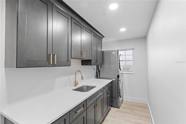 Building Photo - 668 Harbor Is
