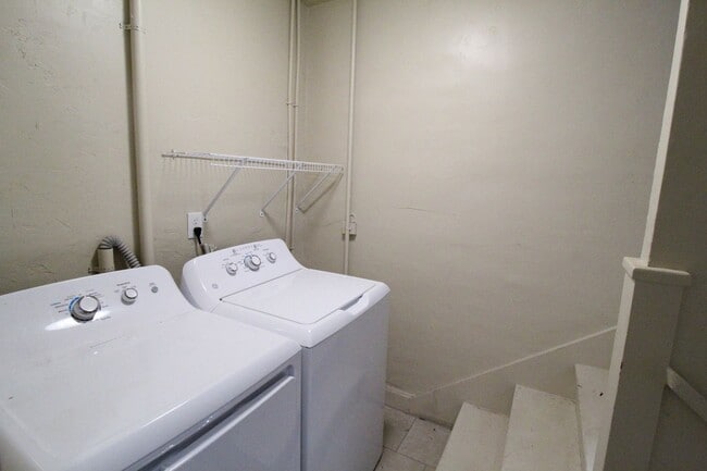 Building Photo - Remodeled 2 Bedroom 1 Bath Duplex Blocks F...