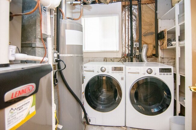 Building Photo - Really Nice 4 bedroom 3 Bath Home on Spacious Lot!