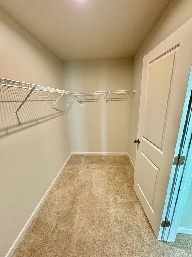 Building Photo - 4 Bedroom, 2.5 Bath Home w/ Office and 2 Car Garage