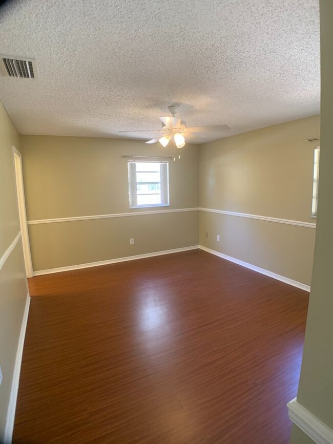 Building Photo - Lake front home with Lots of space