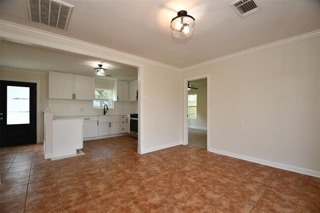 Building Photo - 10946 Fullerton Dr