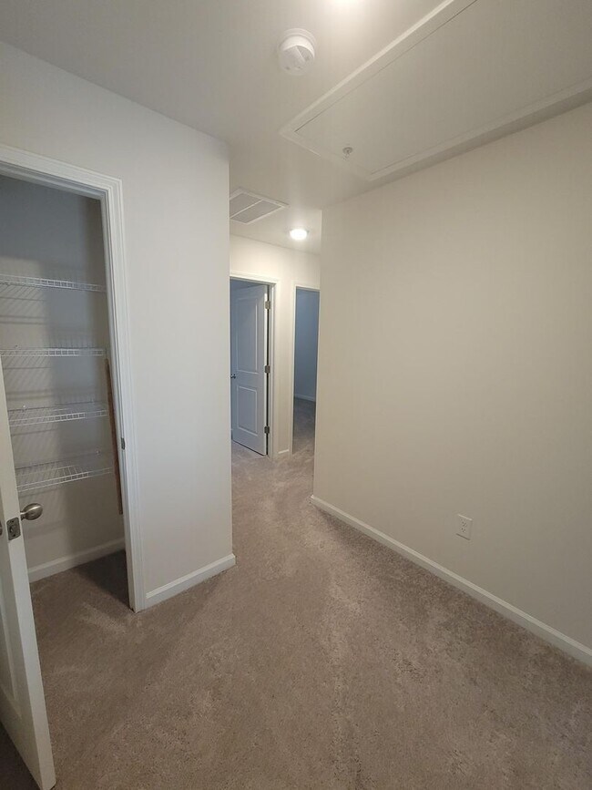 Building Photo - 3 Bed/ 2 full + 2 1/2 baths NEW Boiling Sp...