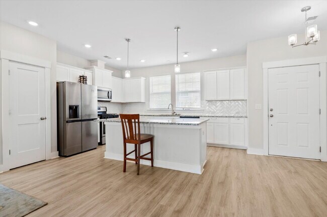 Building Photo - "Charming Townhouse within Carnes Crossroa...