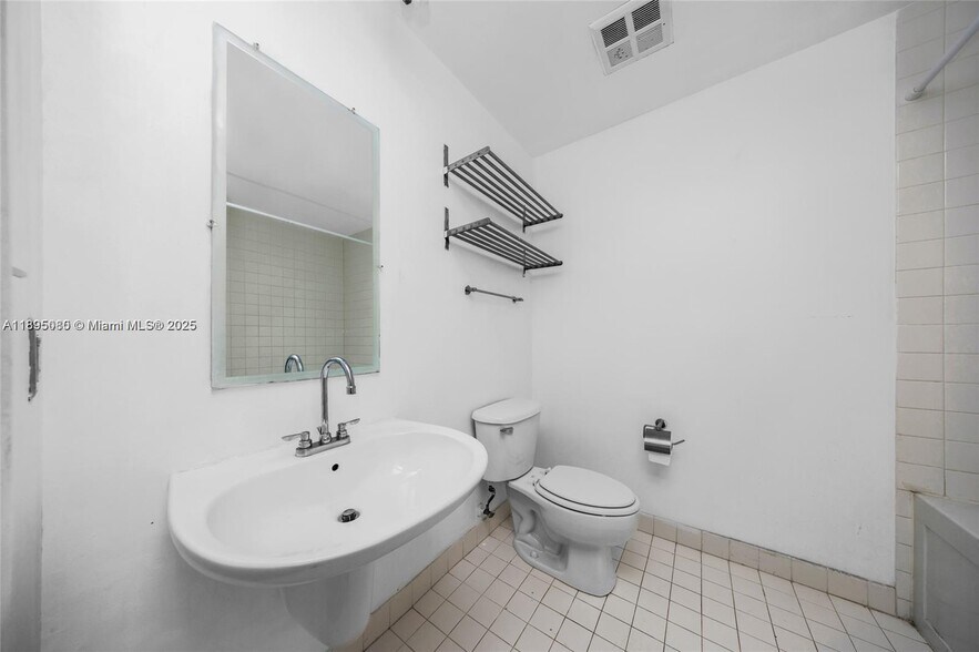 Building Photo - 10 SW South River Dr