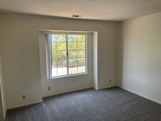 Building Photo - 1047 Golden Rd