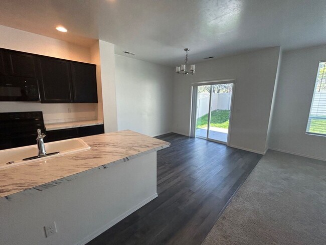 Building Photo - 3 Bedroom plus Loft For Rent! Victory Sout...