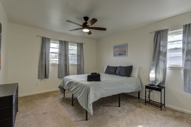 Building Photo - Charming Updated 3 Bedroom