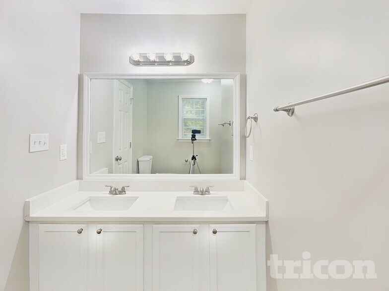 Building Photo - 1017 Laurel Leaf Rd