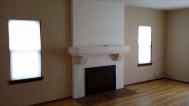 Building Photo - Occupied, do not disturb tenants. Barge-Chestnut Historic District Craftsman 2br 2ba home, with a...