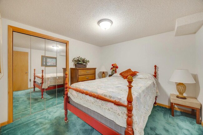 Building Photo - 19 Crescent Ln