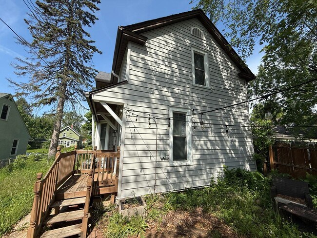 Building Photo - Stunning 3 Bedroom 1 Bathroom Single Famil...