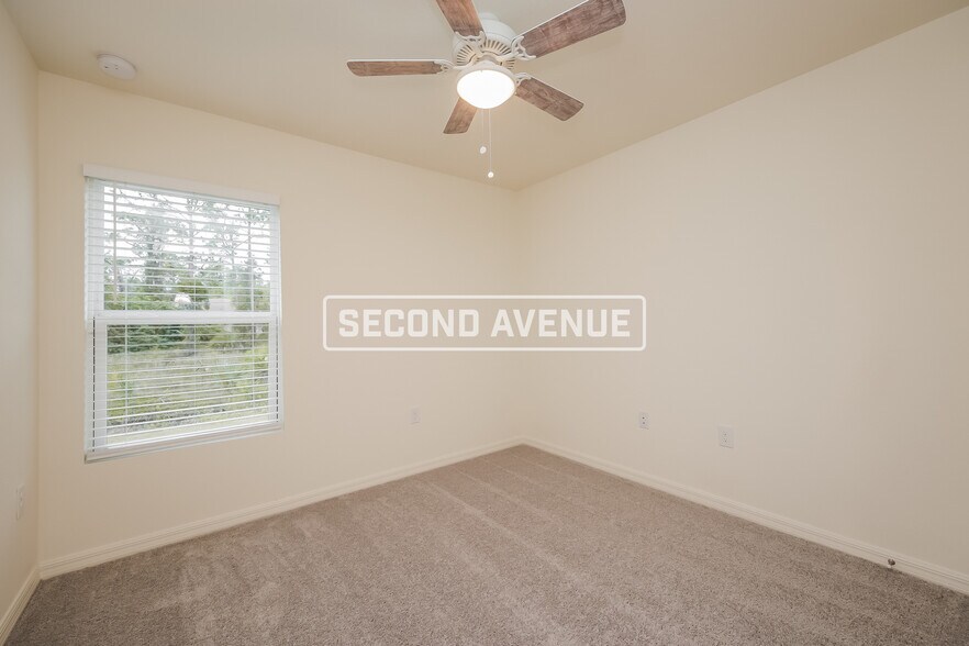 Building Photo - 954 Pilgrim St E