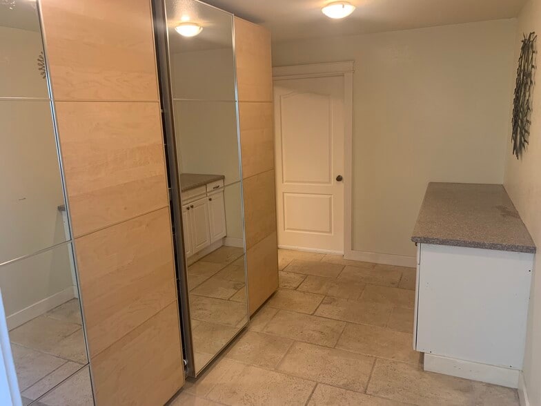 mud-room w/ storage - 2569 N County Road 29