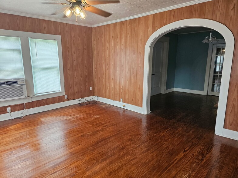 Building Photo - 519 S College Ave