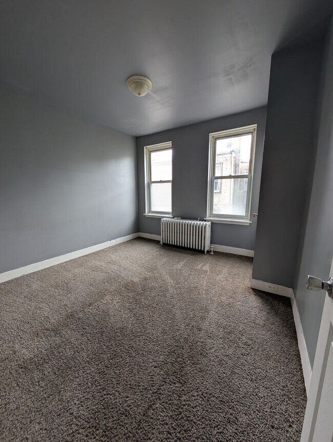 Building Photo - Well-maintained home.