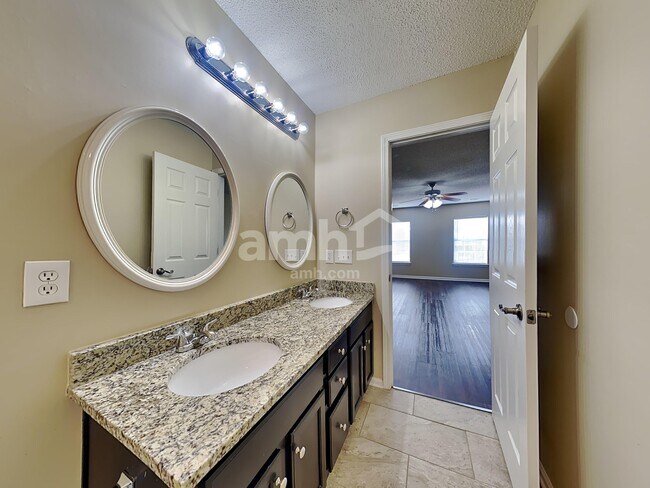 Building Photo - 2030 Clipstone Dr