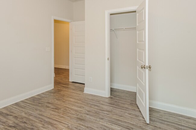 Building Photo - Beautiful Huntsville 3 Bedroom