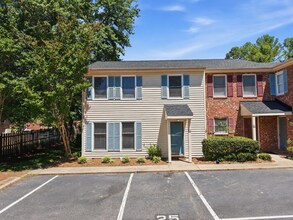 Building Photo - Beautiful Durham 3 Bed Townhome | Minutes from RTP & Southpoint