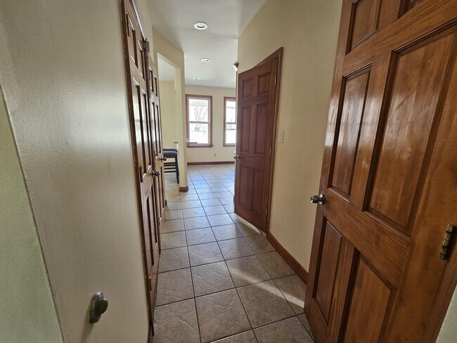 Building Photo - 154 Bleecker St