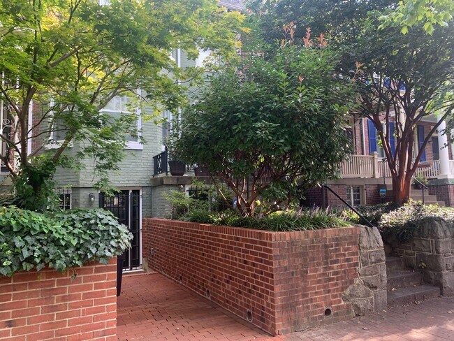 Building Photo - E Street NE 643