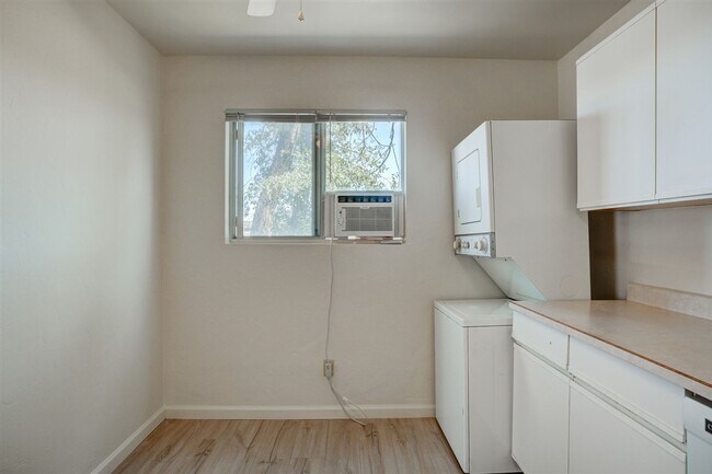 Building Photo - 229 N Arizona Ave