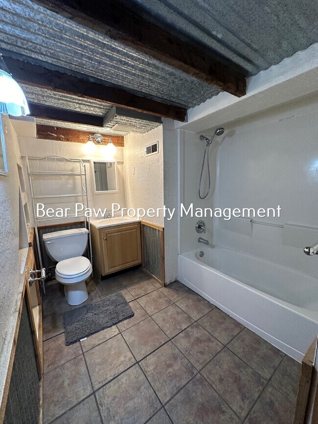 Building Photo - Two Bedroom Cabin in Indian Hills!