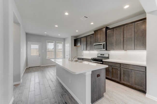 Building Photo - 1229 Red Hills Dr