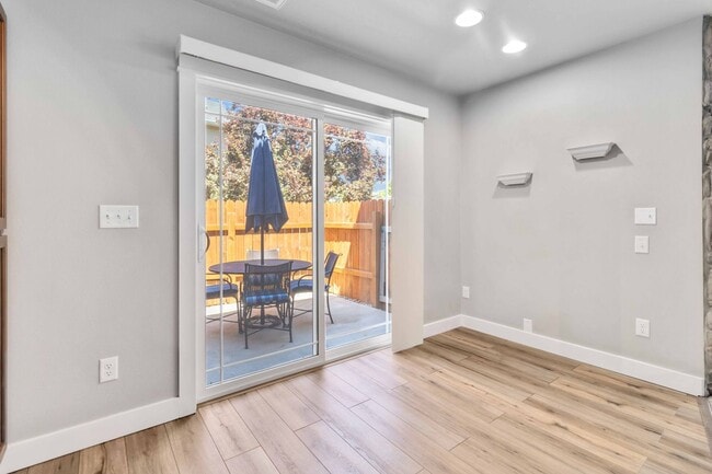 Building Photo - 2 bedroom Townhome