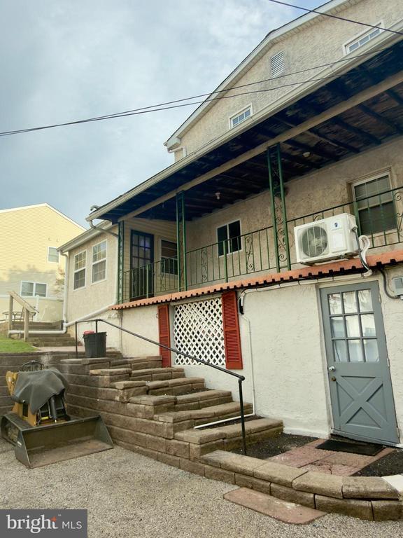 Building Photo - 422 W 6th Ave