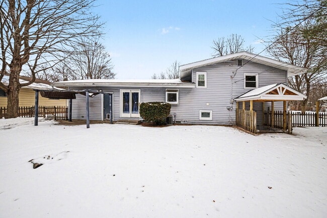 Building Photo - Updated- Well Maintained 3 bedroom Rental Home- $1650/Month