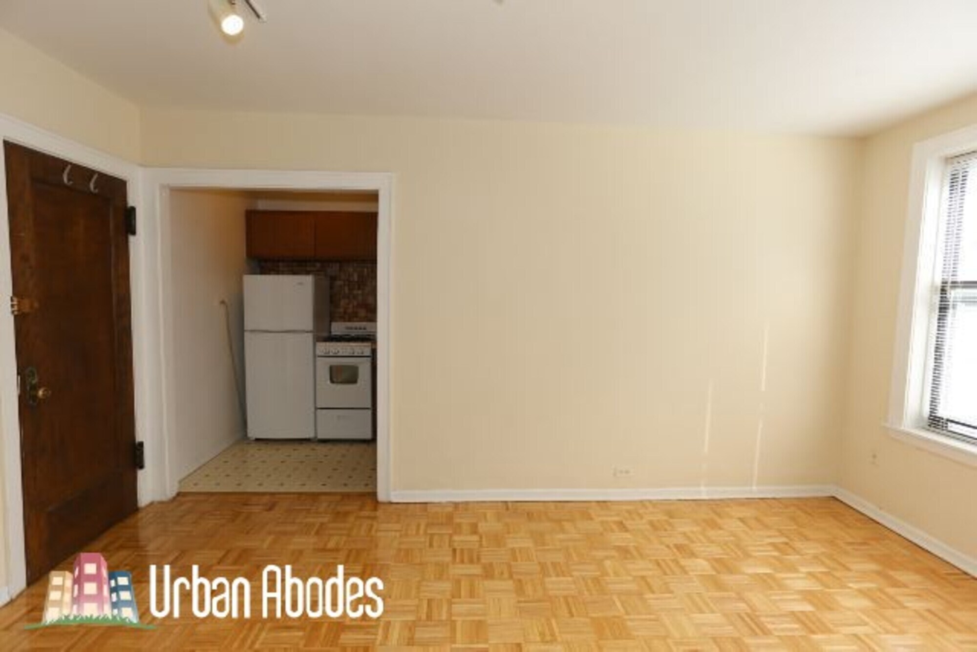 Building Photo - 727 W Belmont Ave