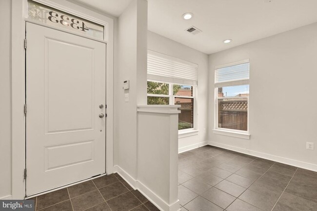 Primary Photo - 4333 Kennedy St