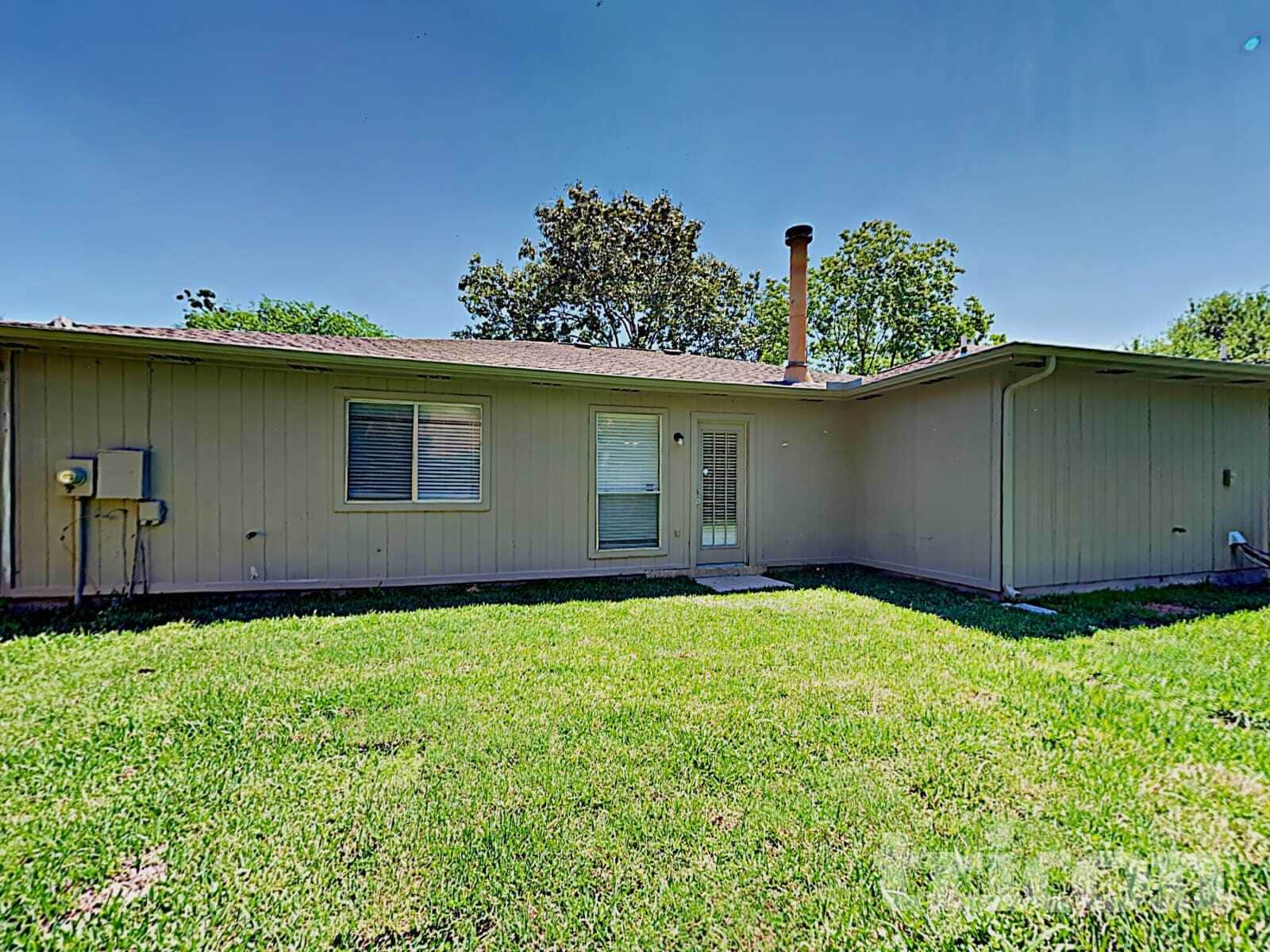 Building Photo - 20103 Bambiwoods Dr