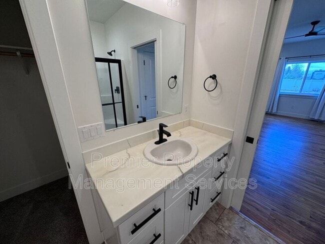 Building Photo - 2522 Hunter Hall St