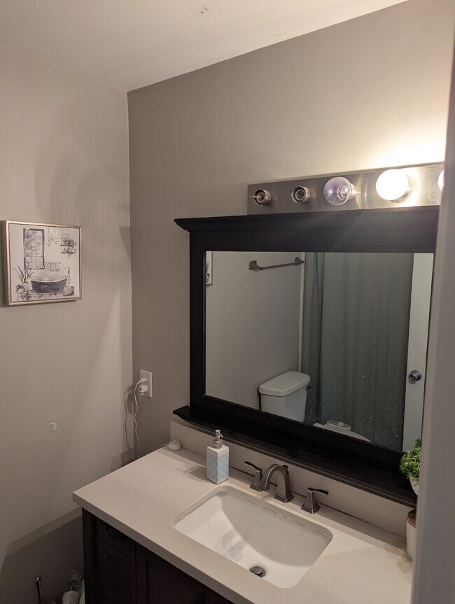 Building Photo - Cozy 2 Bedroom Unit in Raleigh!