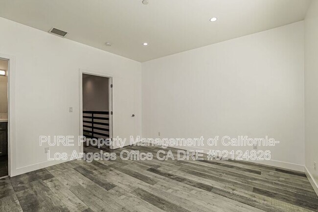 Building Photo - 1342 N Kenmore Ave