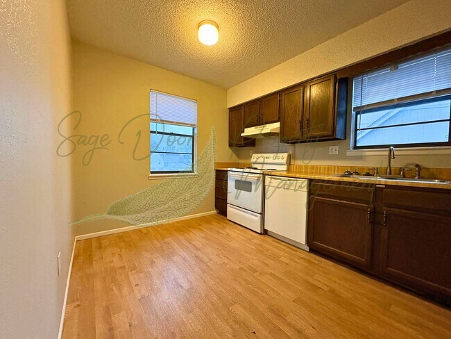 Building Photo - AVAILABLE NOW!!!!