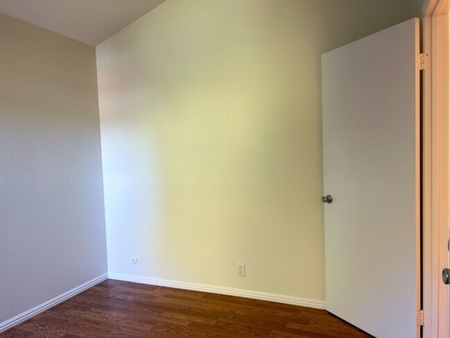 Building Photo - 3 Bedroom + 2.5 Bathroom Condo | Ralston Village Community | Ventura | Unfurnished