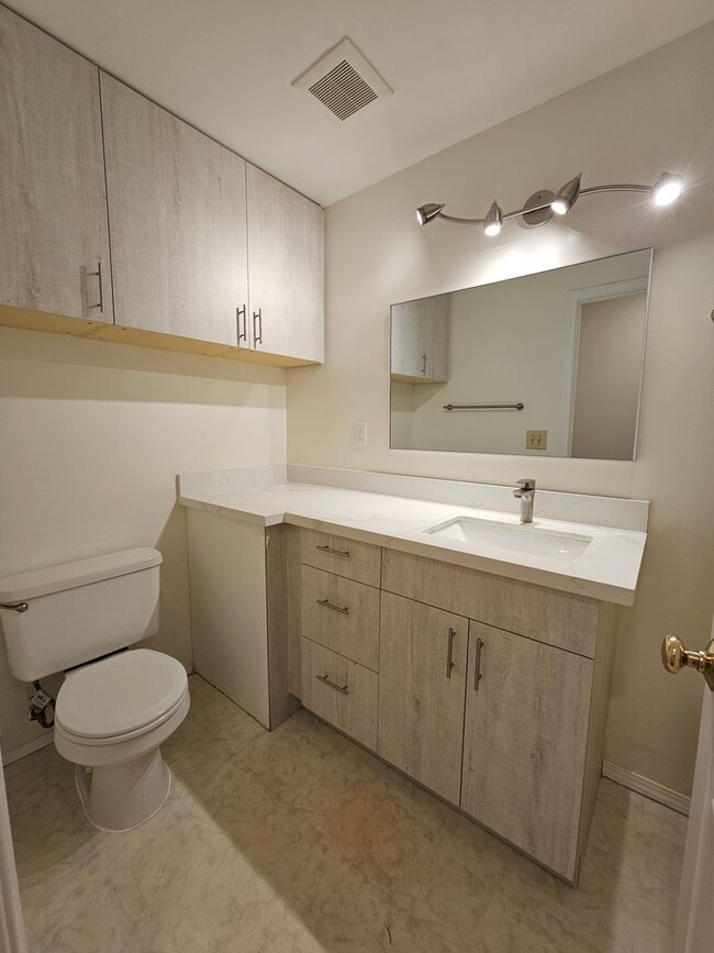 Building Photo - Charming 2 Bedroom 1 Bath Apt near Downtow...