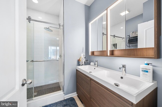 Building Photo - 1333 N Howard St